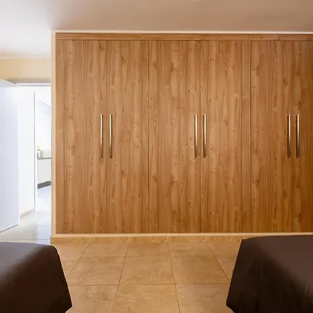 Sea Front Spacious 2 Bedroom אדחה