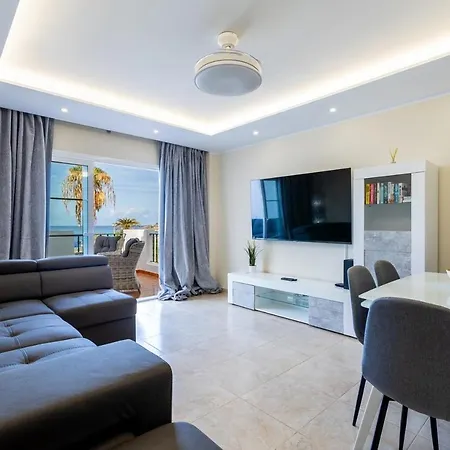 Sea Front Spacious 2 Bedroom דירה אדחה