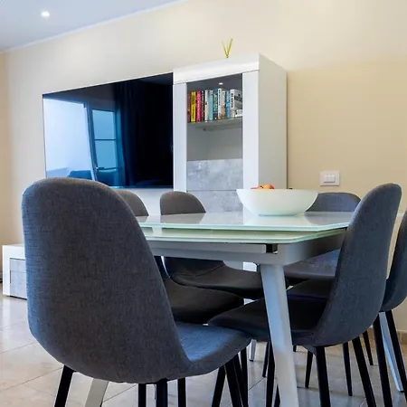 Sea Front Spacious 2 Bedroom אדחה