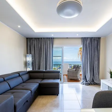 Sea Front Spacious 2 Bedroom דירה אדחה