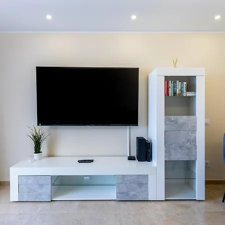 Sea Front Spacious 2 Bedroom דירה